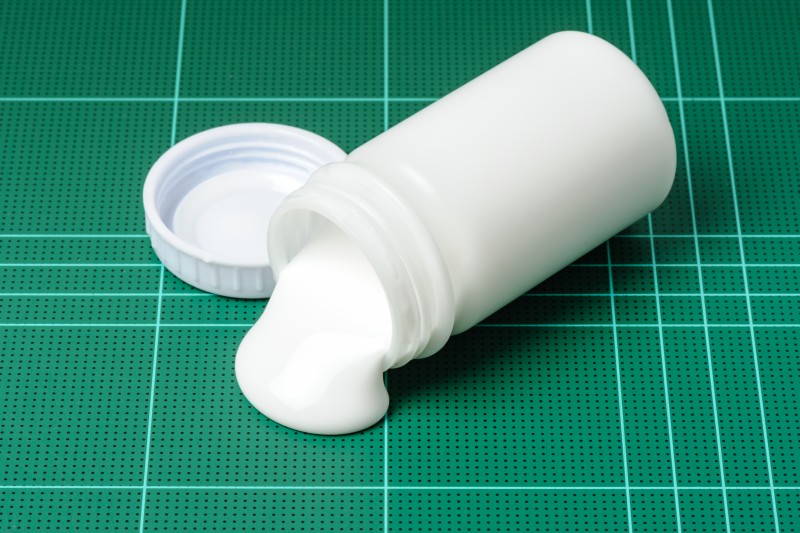 摄图网_503072574_特写白色乳胶粘合剂溅在切割垫上（企业商用）.jpg